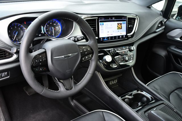 Used 2025 Chrysler Pacifica Limited FWD image 16