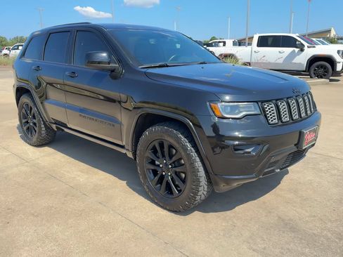Used 2022 Jeep Grand Cherokee Laredo X RWD image 2
