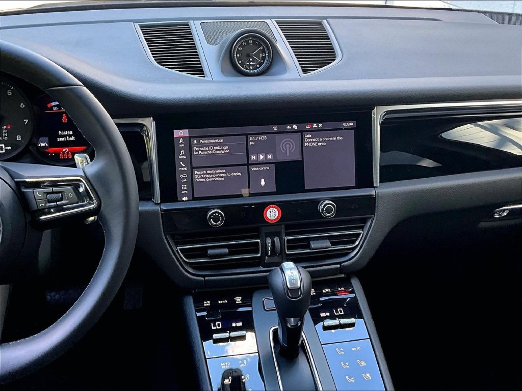 Certified 2026 Porsche Macan AWD/4WD image 10