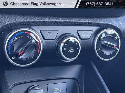 Used 2021 Hyundai Venue SE image 35