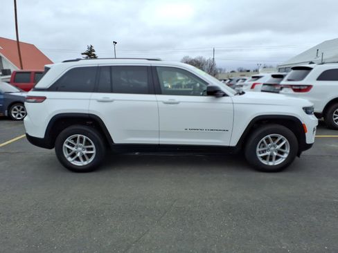 Used 2023 Jeep Grand Cherokee Laredo w/ Luxury Tech Group I AWD/4WD image 4