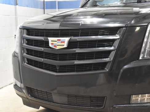 Used 2020 Cadillac Escalade Premium Luxury w/ Escalade Sport Edition AWD/4WD image 33
