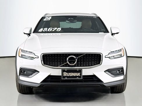 Certified 2024 Volvo V60 B5 Cross Country Ultimate w/ Protection Package Premier AWD/4WD image 2