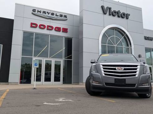 Used 2019 Cadillac Escalade Luxury AWD/4WD image 2
