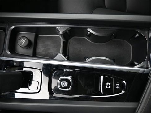 Used 2025 Volvo XC60 B5 Plus image 10