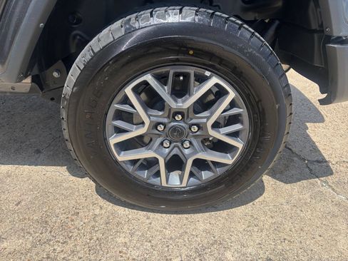 Used 2025 Jeep Wrangler Unlimited Sahara AWD/4WD image 29