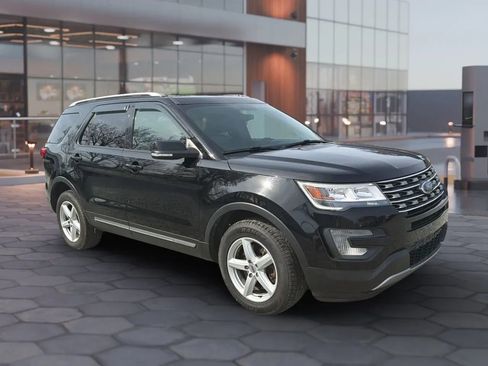 Used 2017 Ford Explorer XLT w/ Equipment Group 202A AWD/4WD image 17