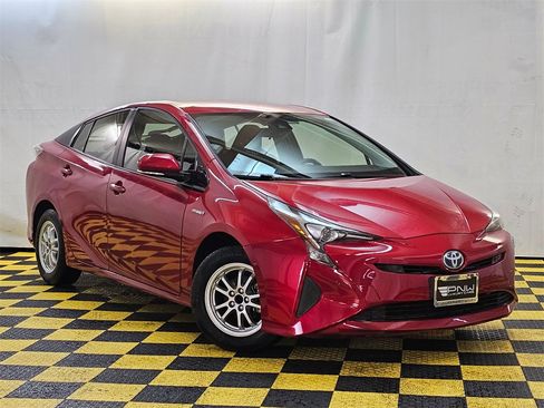 Used 2018 Toyota Prius Three image 1