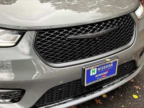 Used 2022 Chrysler Pacifica Limited w/ Uconnect Theater Family Group image 33