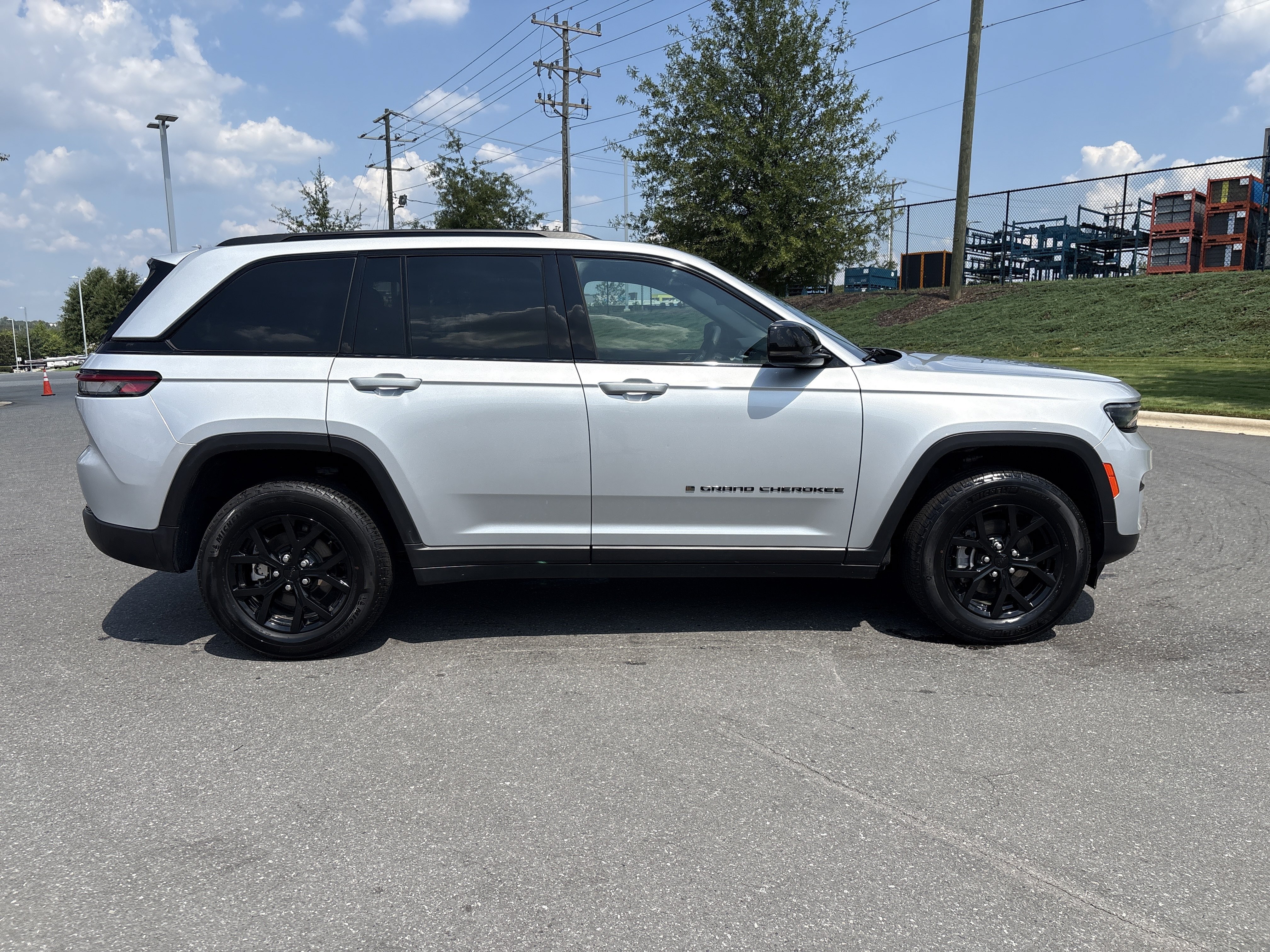 Used 2025 Jeep Grand Cherokee Altitude AWD/4WD image 10