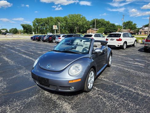 Used 2006 Volkswagen Beetle Convertible w/ Package 2 FWD image 2