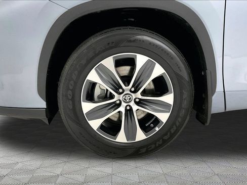 Used 2023 Toyota Highlander XLE AWD/4WD image 26