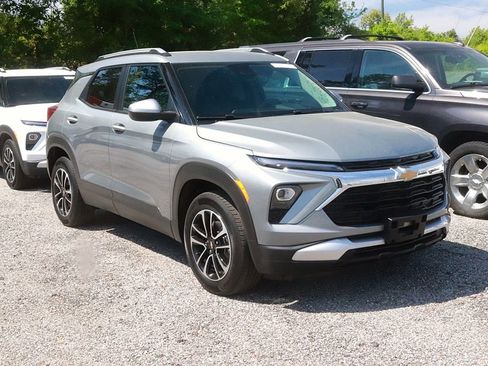 Used 2025 Chevrolet TrailBlazer LT image 2