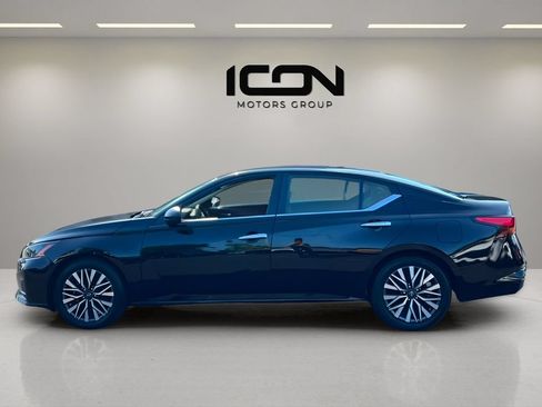 Used 2024 Nissan Altima 2.5 SV FWD image 2