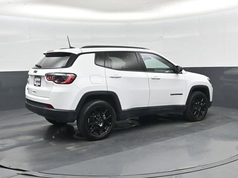 Used 2025 Jeep Compass Latitude w/ Altitude Special Edition AWD/4WD image 3