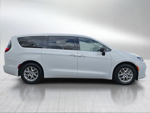 Used 2025 Chrysler Pacifica Select FWD image 2