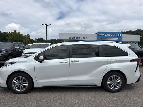 Used 2023 Toyota Sienna Limited FWD image 2