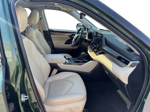 Used 2023 Toyota Highlander Limited AWD/4WD image 17