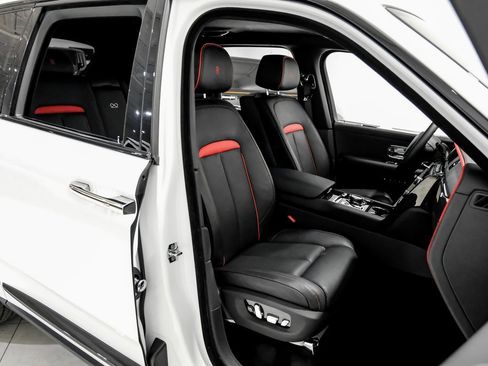 Used 2023 Rolls-Royce Cullinan Black Badge image 40