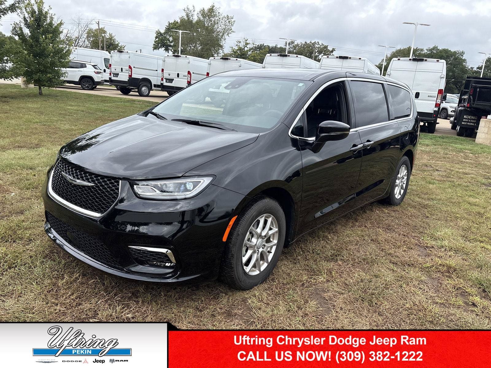 Used 2026 Chrysler Pacifica Select FWD image 1