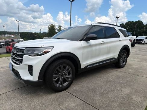 Used 2025 Ford Explorer Active w/ Active Comfort Package AWD/4WD image 3