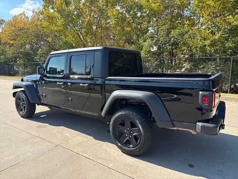 Used 2023 Jeep Gladiator Sport image 3