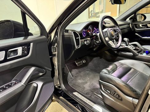 Used 2022 Porsche Cayenne S image 19