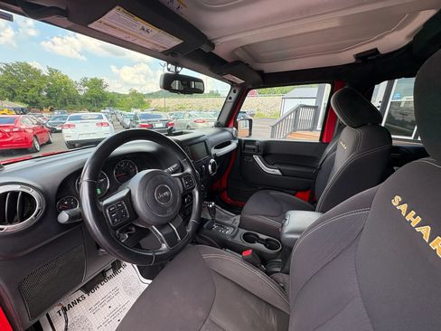 Used 2014 Jeep Wrangler Unlimited Sahara w/ Dual Top Group AWD/4WD image 19