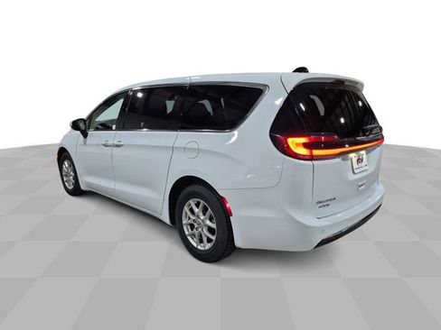 Used 2023 Chrysler Pacifica Touring-L FWD image 7