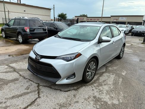 Used 2017 Toyota Corolla XLE w/ Carpet Mat Package (TMS) FWD image 2