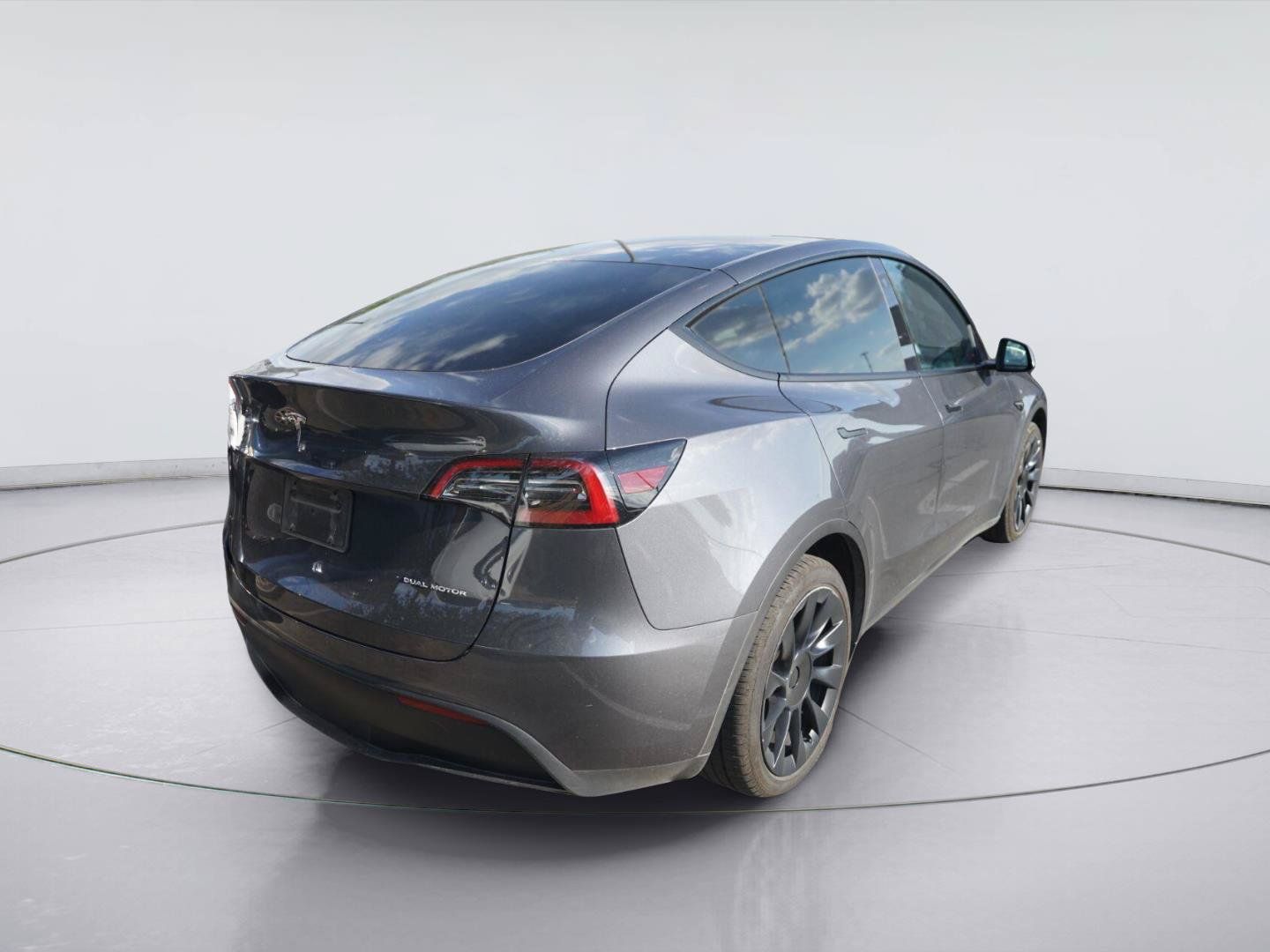 Used 2023 Tesla Model Y Long Range AWD/4WD image 2