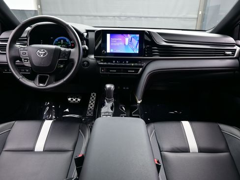 Used 2025 Toyota Camry SE image 17