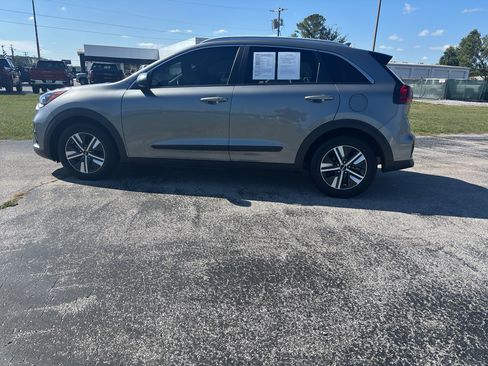 Certified 2022 Kia Niro LXS image 2