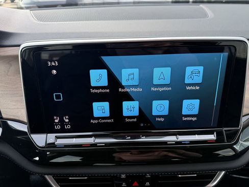 Used 2025 Volkswagen Atlas SE image 18