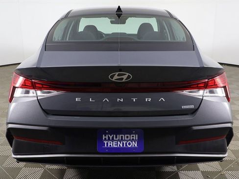 Used 2025 Hyundai Elantra Blue image 11