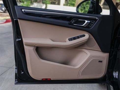 Used 2025 Porsche Macan image 29