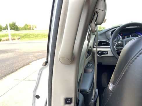Used 2023 Chrysler Pacifica Touring-L FWD image 51