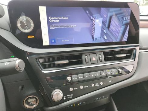 Certified 2025 Lexus ES 300h w/ Premium Package image 22