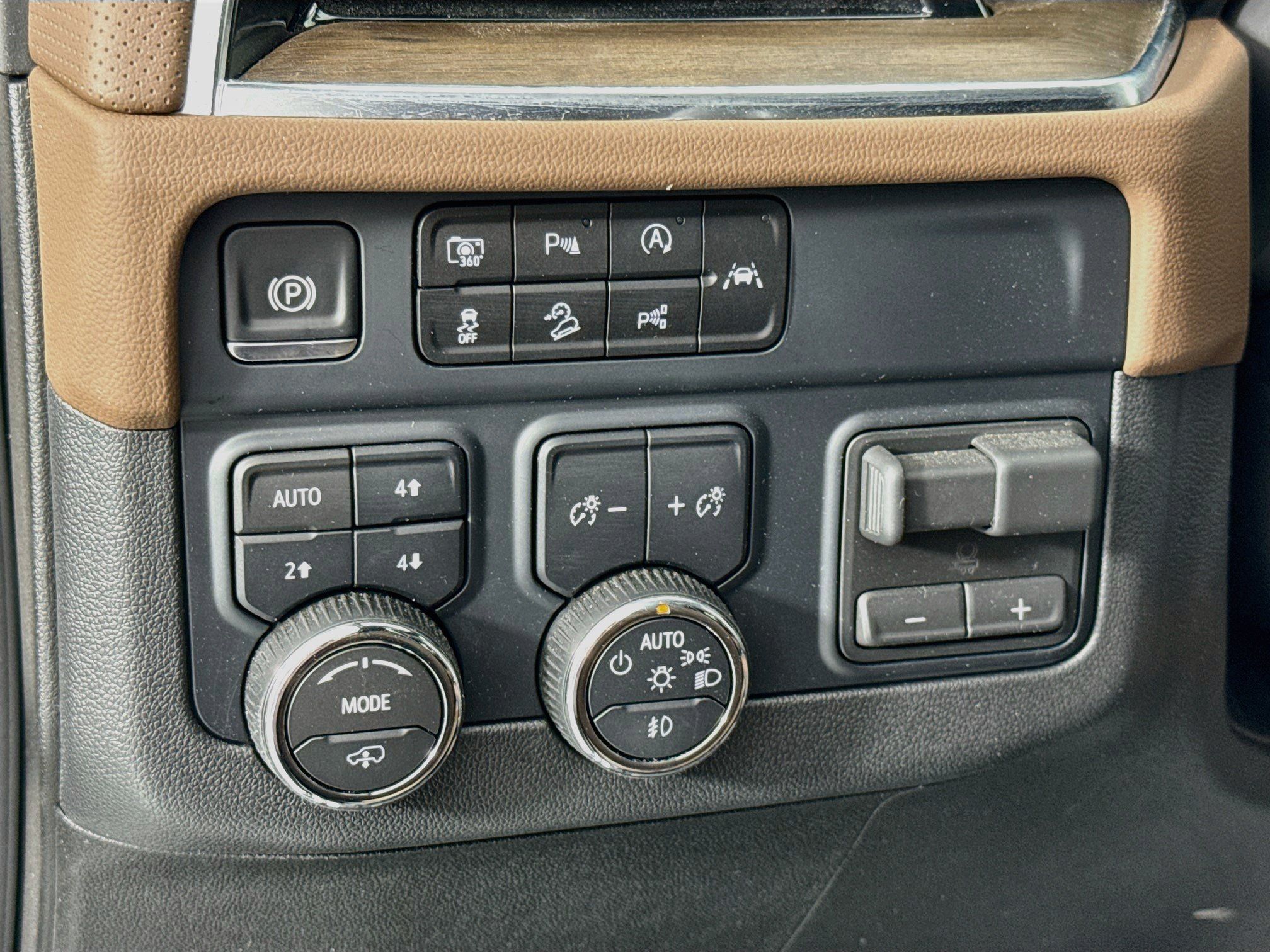 Used 2025 Chevrolet Suburban High Country AWD/4WD image 10