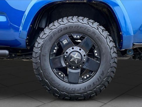 Used 2017 Toyota Tacoma TRD Sport w/ Tow Package RWD image 11