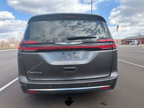 Used 2023 Chrysler Pacifica Touring-L image 4