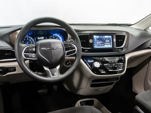 Certified 2022 Chrysler Voyager LX FWD image 7