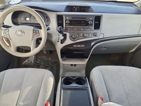Used 2012 Toyota Sienna LE w/ Towing Pkg FWD image 15