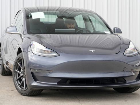 Used 2020 Tesla Model 3 Standard Range Plus image 4