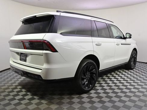New 2026 Lincoln Navigator Reserve w/ Jet Appearance Package AWD/4WD image 7