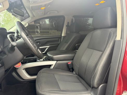 Used 2018 Nissan Titan SV w/ SV Convenience Package image 12