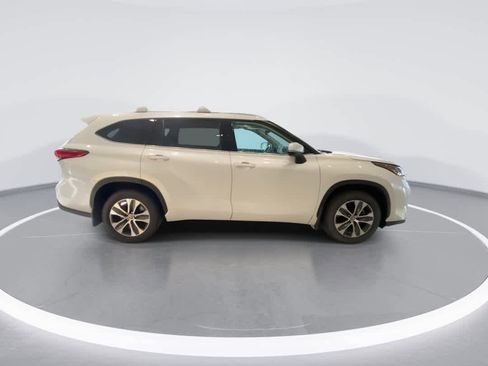 Used 2022 Toyota Highlander XLE AWD/4WD image 9
