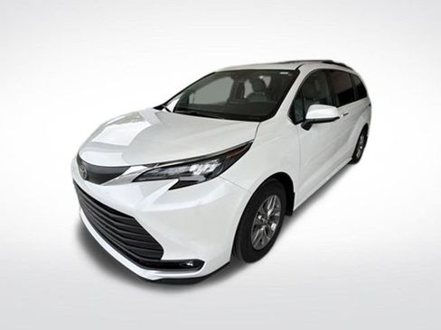 Used 2026 Toyota Sienna XLE AWD/4WD image 2