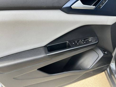 Certified 2023 Volkswagen Taos SE w/ Panoramic Sunroof Package FWD image 12