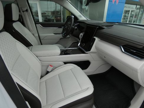 Used 2024 GMC Acadia Denali w/ Super Cruise Package image 18